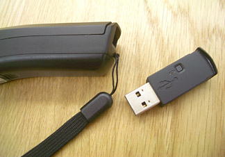 USB受信機はポインターの尾部に挿入する一体型に。