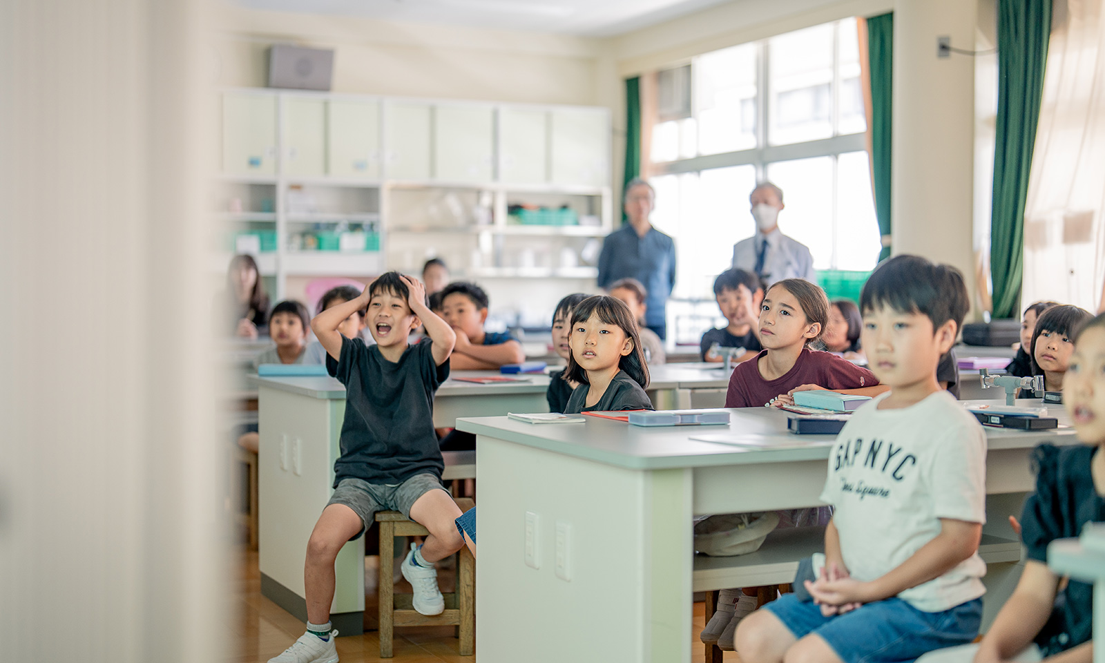青山小学校の理科室に集まった子供たち。環境問題について真剣に学ぶ様子