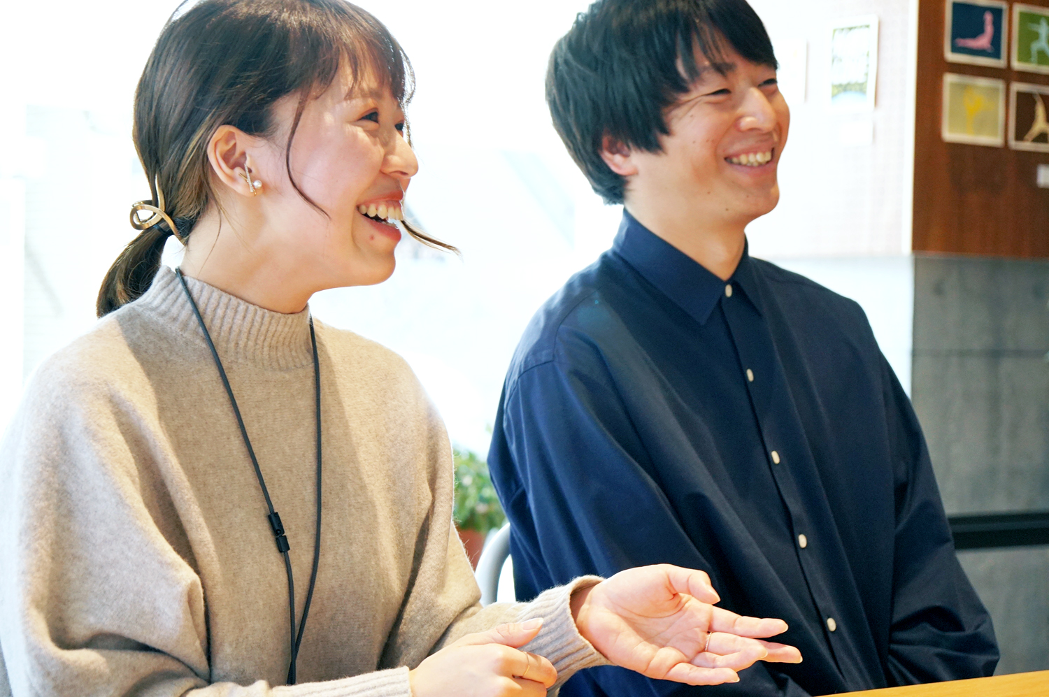 当時の苦労を明るく語る本間（左）と豊福さん（右）