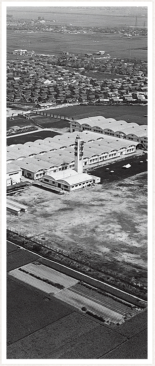 竣工当時の八尾工場（大阪府八尾市／昭和36年5年）。世界でも類を見ない規模の紙製品生産工場であった。