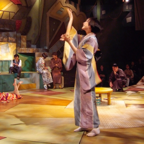 奥様の緒川たまきさんも、KERAさんの舞台には欠かせません。もちろん、次回公演にも登場。2007年上演の「犬は鎖につなぐべからず」（作：岸田國士）より。