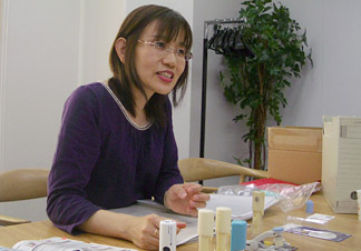 ワンパッチスタンプについて話す鍋谷仁美さん
