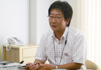レーザーポインターについて話す岡田匡史さん