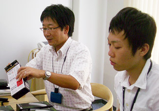 レーザーポインターについて話す岡田匡史さん&鈴木剛さん