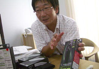 レーザーポインターについて話す岡田匡史さん