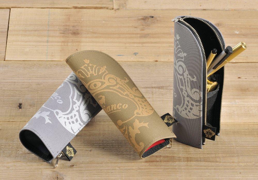 写真：「ペンケース＜Orobianco＞ スタンドタイプ」
注：ペンケースに入っているペン等は別売です。
