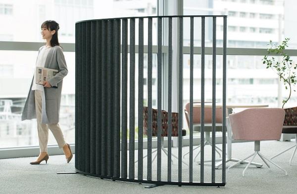 写真：ファブリックスクリーン「stripel（ストライプル）」の使用イメージ