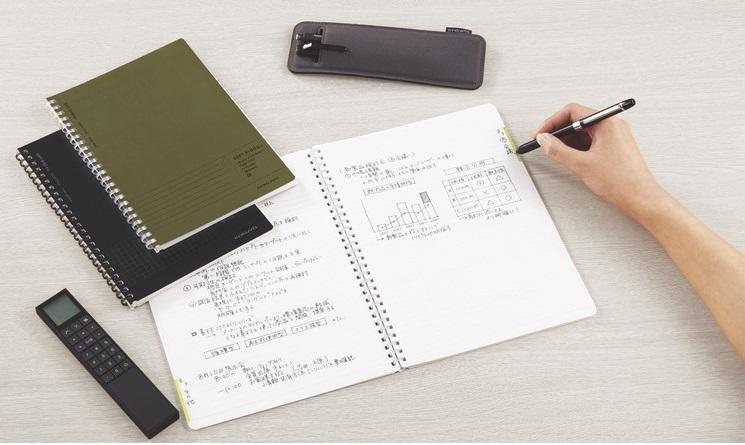 写真：ソフトリングRノート＜Biz＞使用シーン