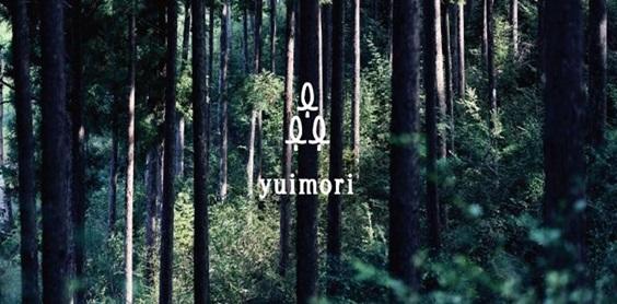 「yuimori（ユイモリ）」のブランドロゴ（背景は「結の森」）