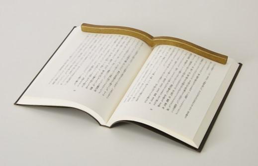 安定して書籍を開いた状態で保持できる”本に寄り添う”形状