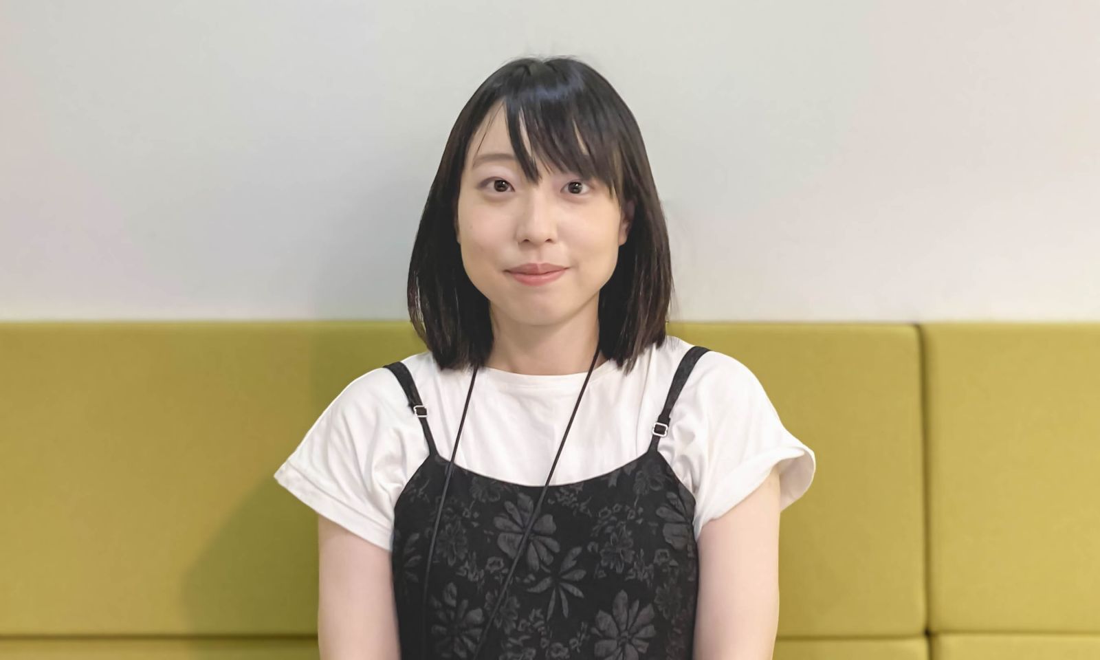 正面を向いて座っている濱田(はまだ)さん
