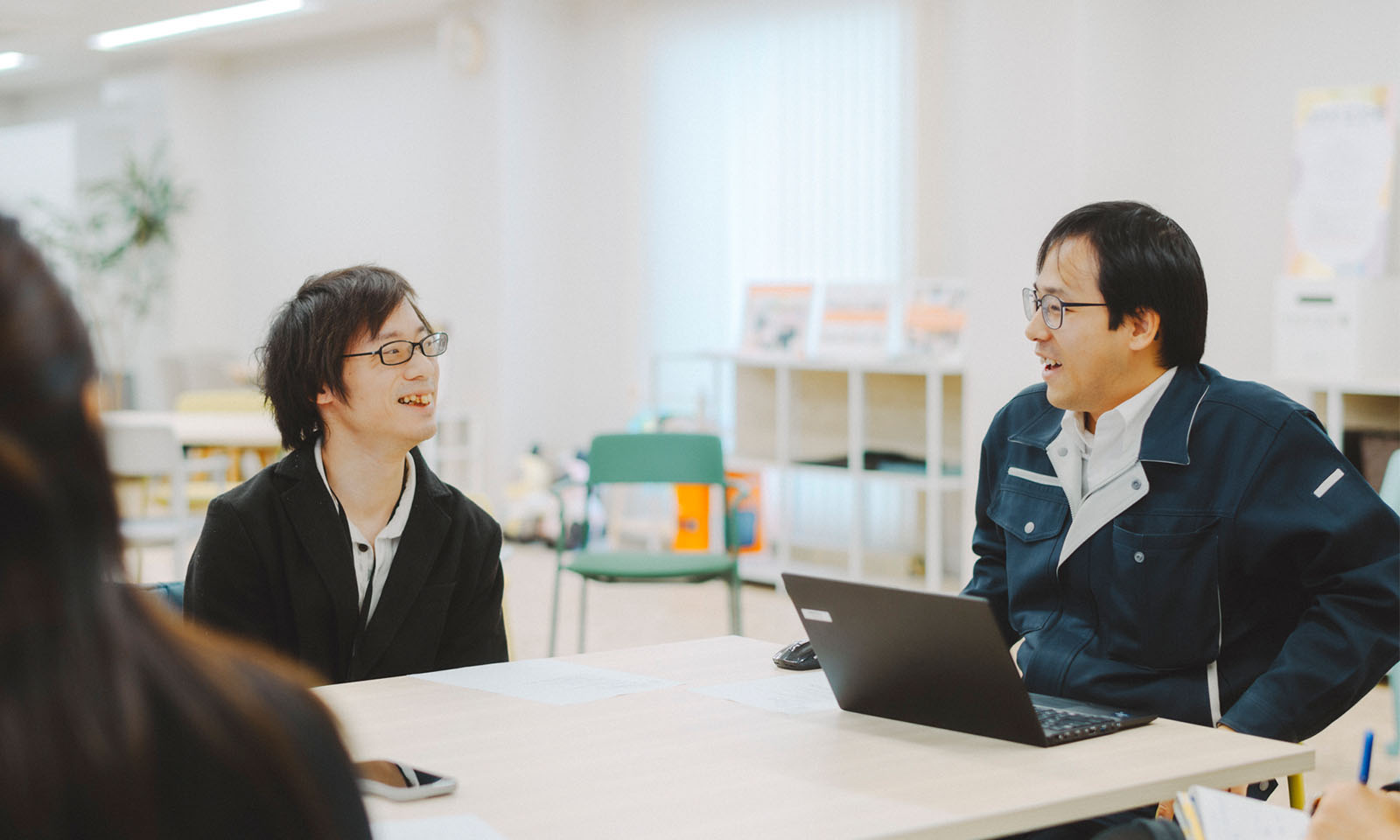 困りながらも笑顔でお互いを見つめ、喜びを語り合う、平畑さんと近藤さん。