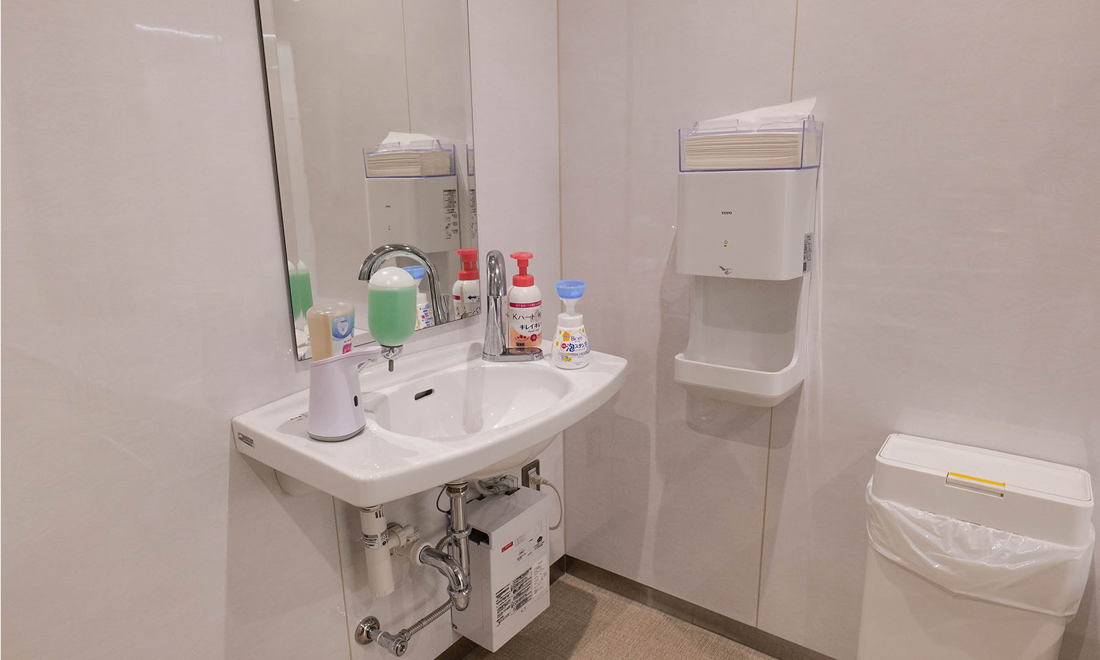ハンドソープやペーパータオルが複数種設置されたKハートのトイレ（写真<p><span>提供：</span>Kハート）