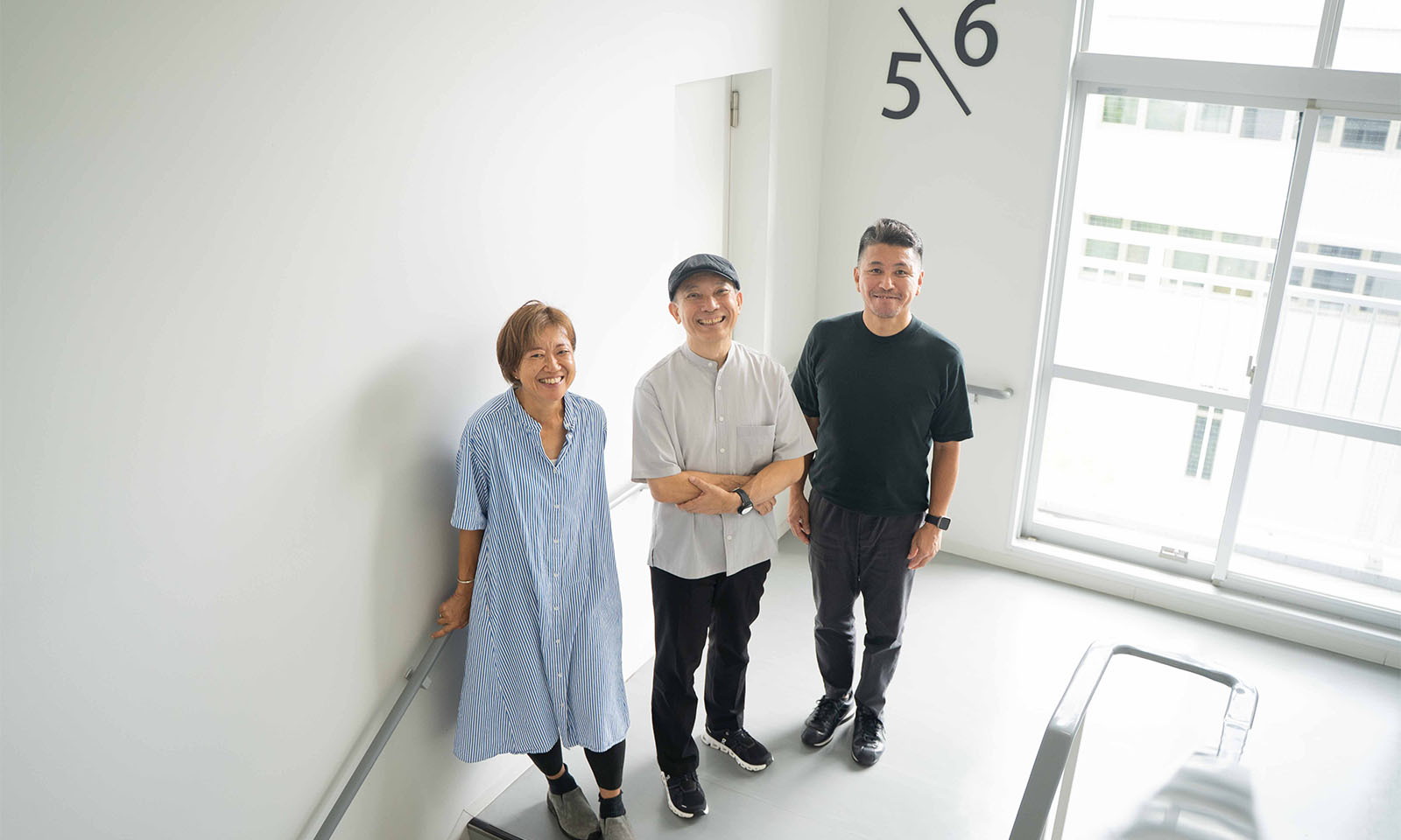 ALTはじまり。九州大学のキャンパス内の光が差し込む階段。このインタビューに登場する３人が5階と6階の途中で足を止め、上を見上げながら微笑んでいる様子。ALTおわり。