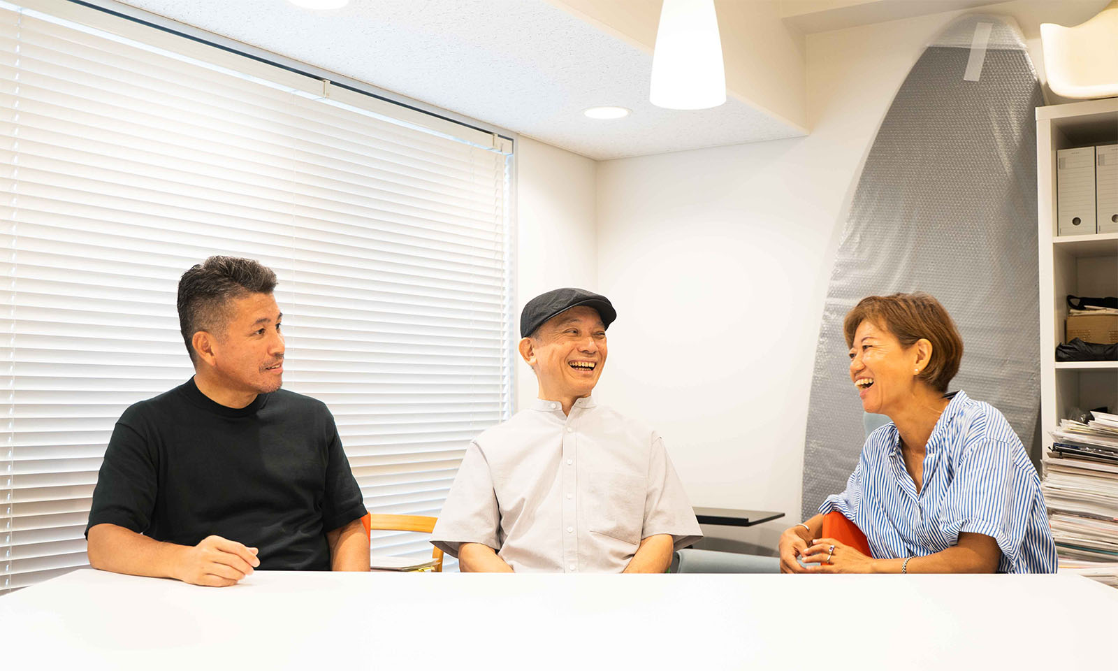 ALTはじまり。それぞれの思いを胸に抱え、インクルーシブデザインを実践する３人の対話は予定の時間を超えても続く。笑顔の絶えない今回のインタビューは、白の大きなテーブルとたくさんの本や模型の中で行われました。最後の３人の集合写真。ALTおわり。