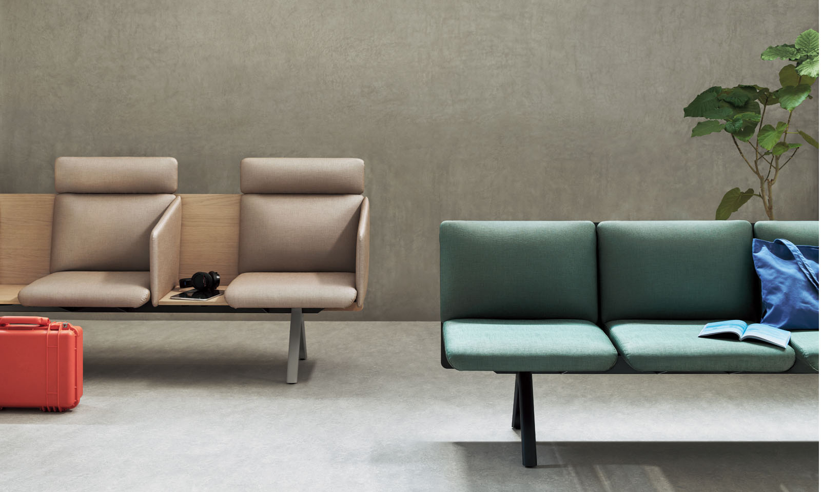 ALTはじまり。新製品のロビーチェアーフォルセ。左にテーブル付きのうすいベージュのタイプ、右に薄いグリーンのタイプを設置している。ALTおわり。