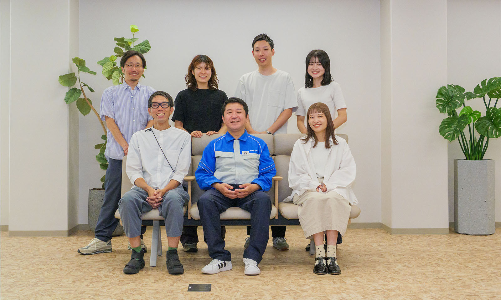 ALTはじまり。7名の男女が2列に並んでいる。前列の3人はフォルセに腰かけており、後列の4人はフォルセの後ろに立っている。いずれも正面を見て微笑んでいる。ALTおわり。