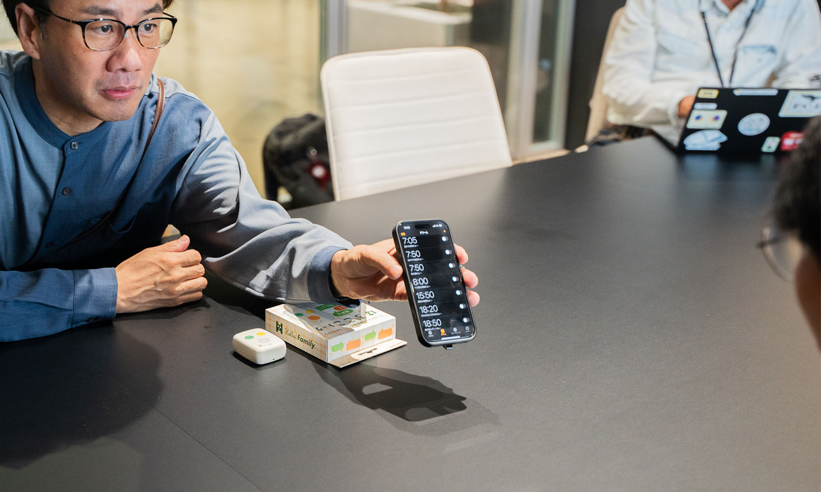 ALTはじまり。スマートフォンのスケジュールのタイトルをコクヨメンバーに見せている丹野さん。文末にだよ〜という言葉が全てつけられている。ALTおわり。