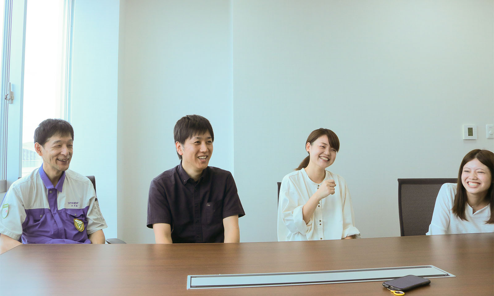 4人が笑顔で話している様子（左から 山本さん、白井さん、三原さん、小島さん）