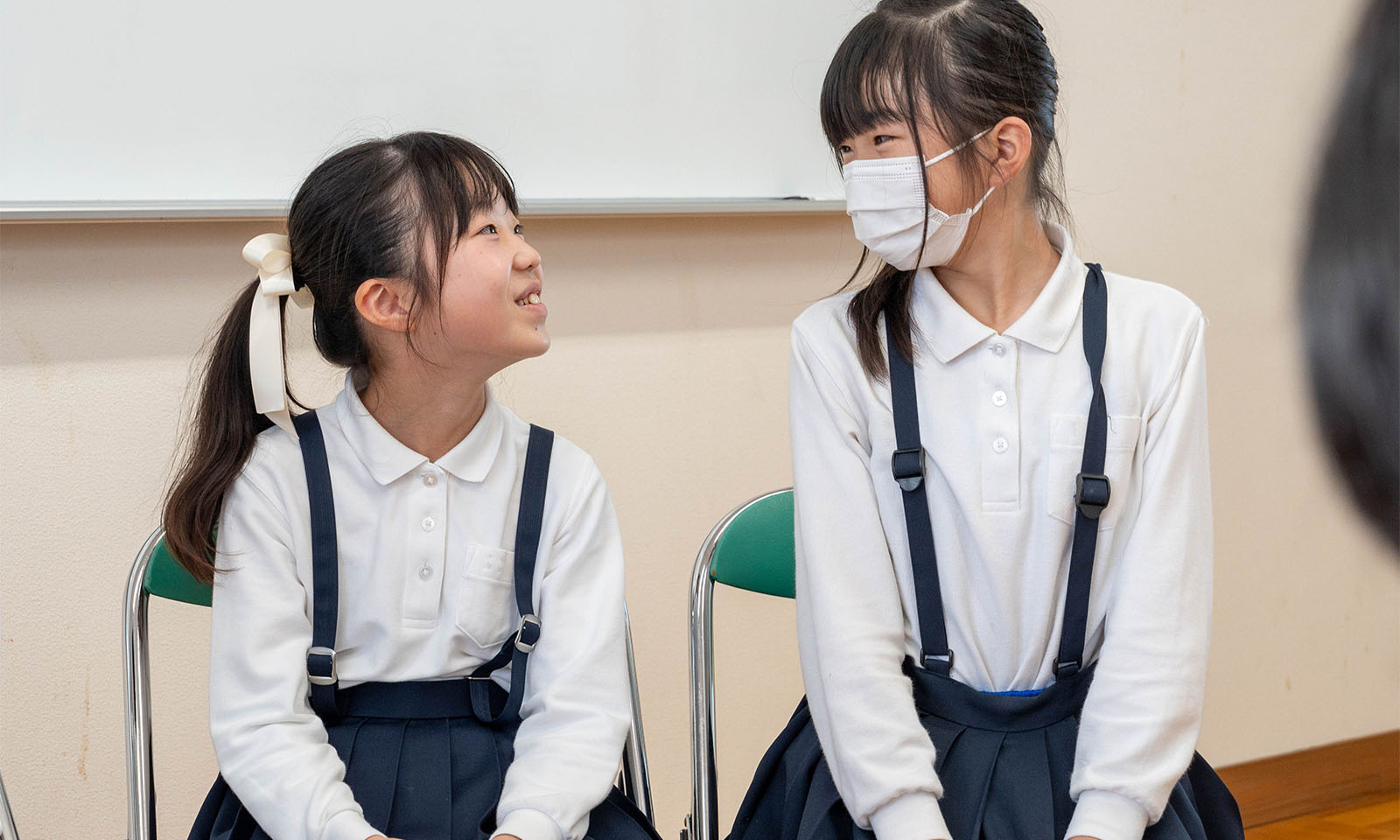 全校集会担当の加藤さんと麻中さんが見つめあってお互いに話し合っている様子