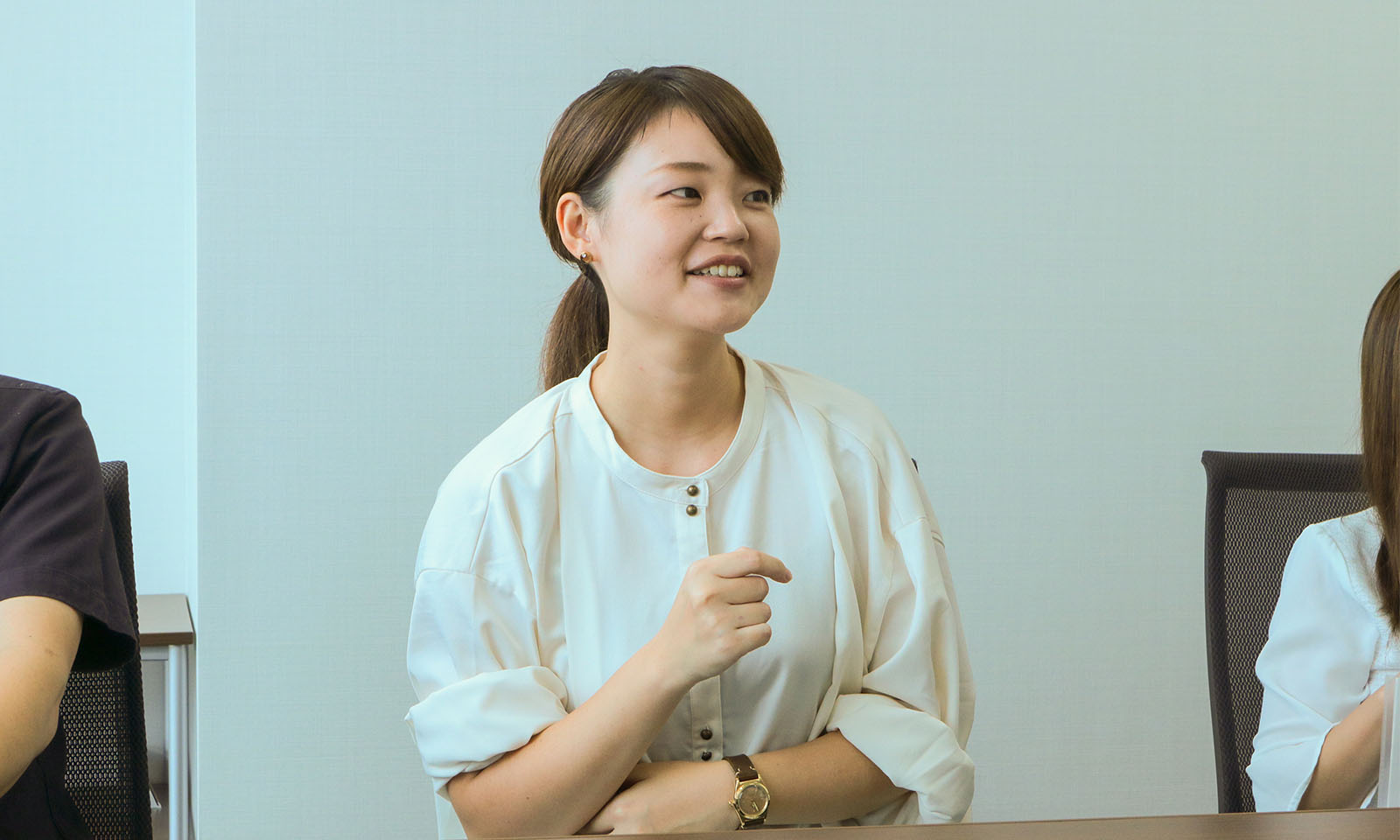 真剣な眼差しで、話す様子(三原さん)