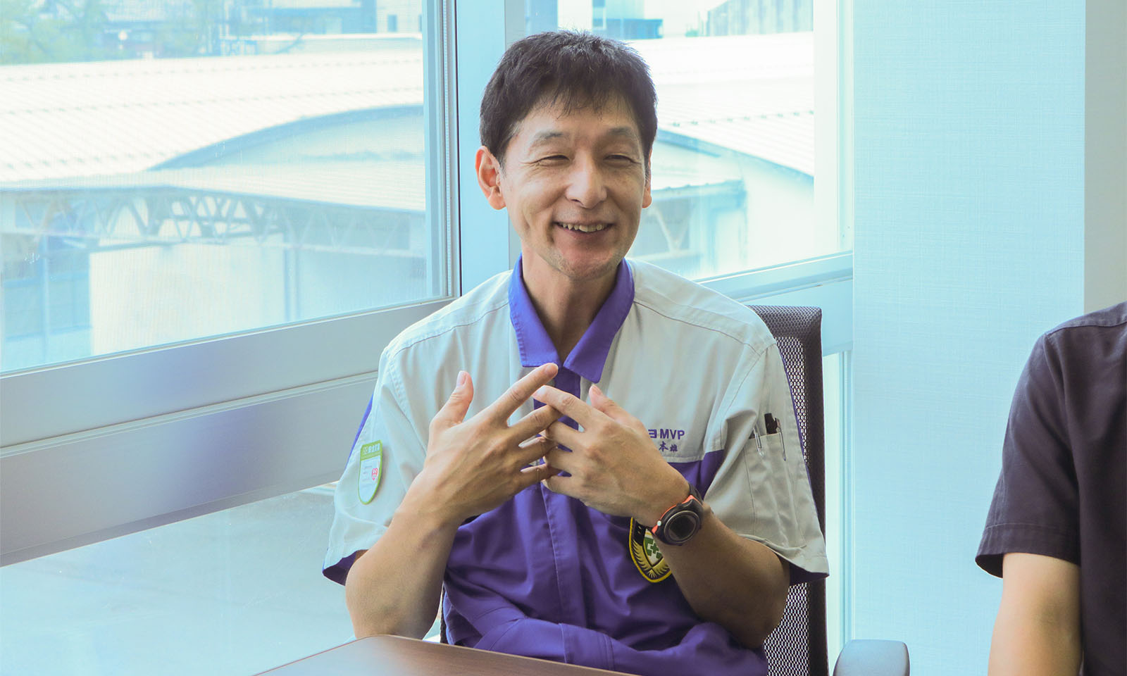 真剣な眼差しで、話す様子(山本さん)