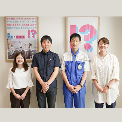 コクヨ株式会社のインタビューに答えた4人が横並びで立っている(左から 小島さん、白井さん、山本さん、三原さん)
