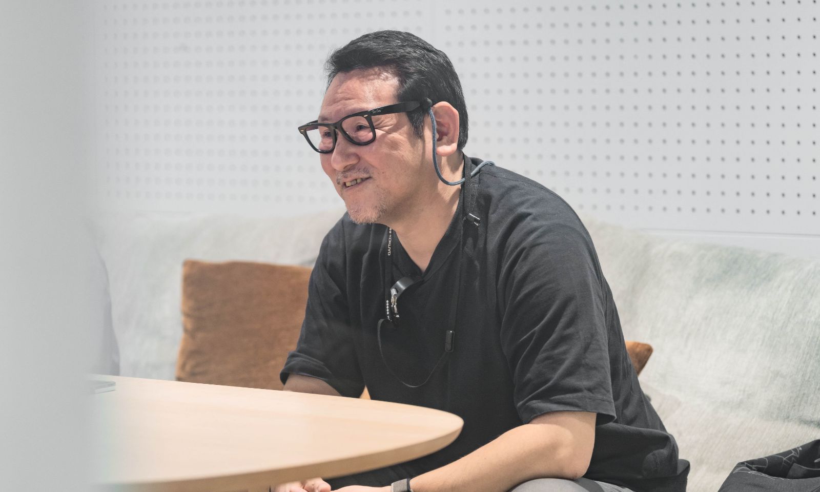 微笑みながら答える酒井さん
