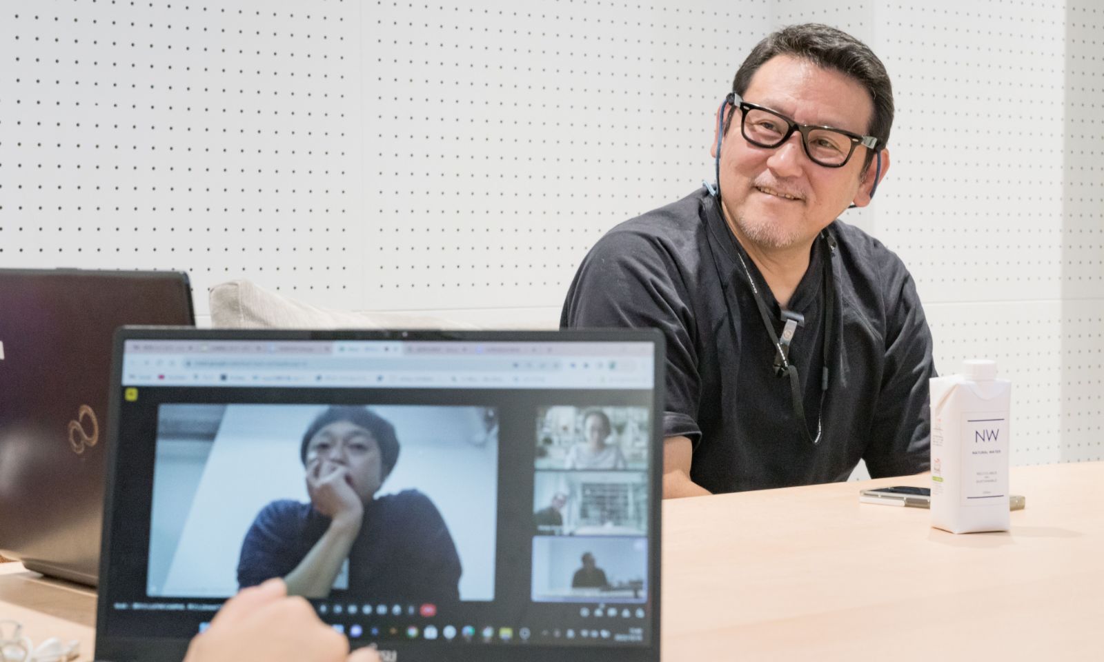 取材現地にいる酒井さんと画面の中の林さんの2人