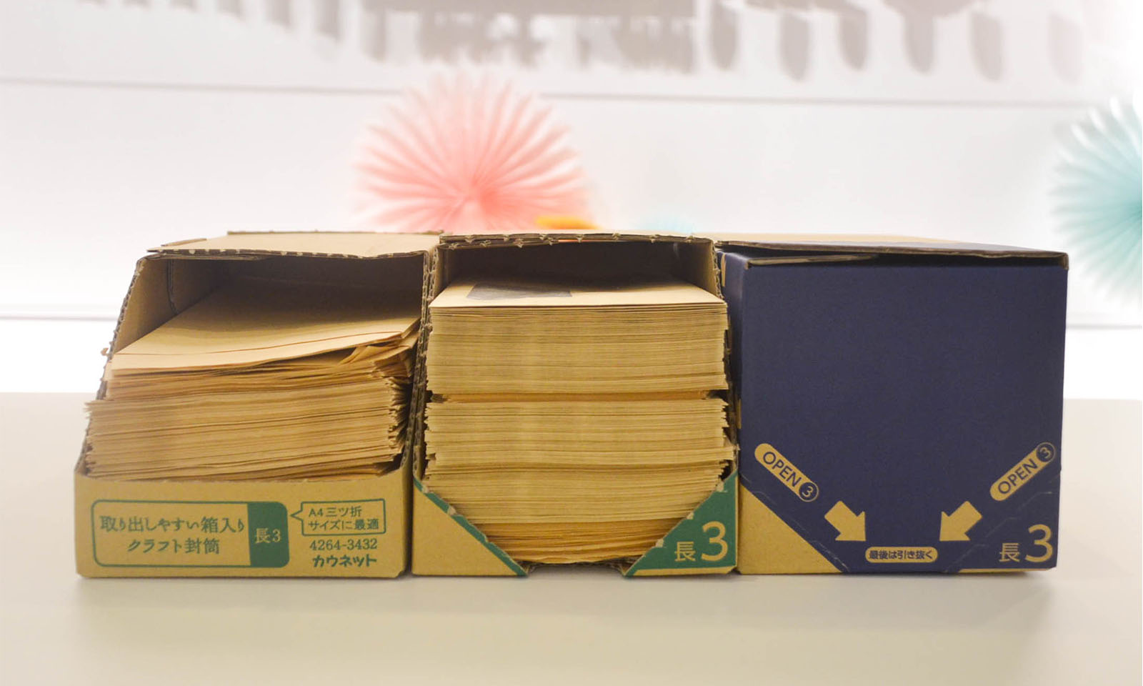 これまでの商品と、新しく生まれ変わった「取り出しやすい箱入り封筒」