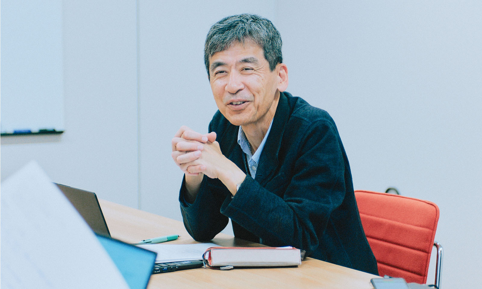 優しい笑顔で皆さんを見守りながらインタビューに答えているプロジェクトリーダーの中川さん
