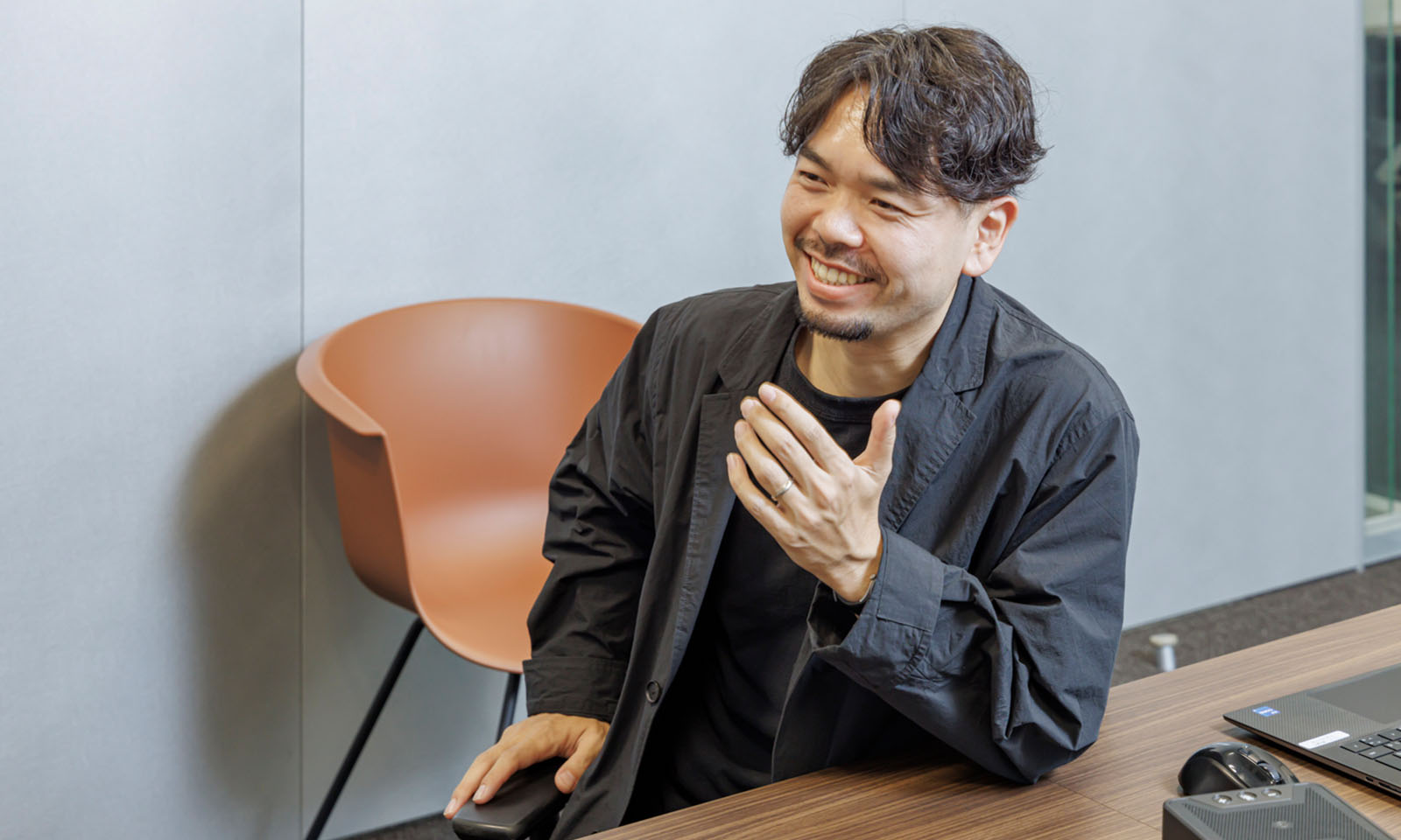 ALTはじまり。画像:グレーのジャケットを着てテーブルの前に座る黒尾さん。背後にはHemming。画像おわり。ALTおわり