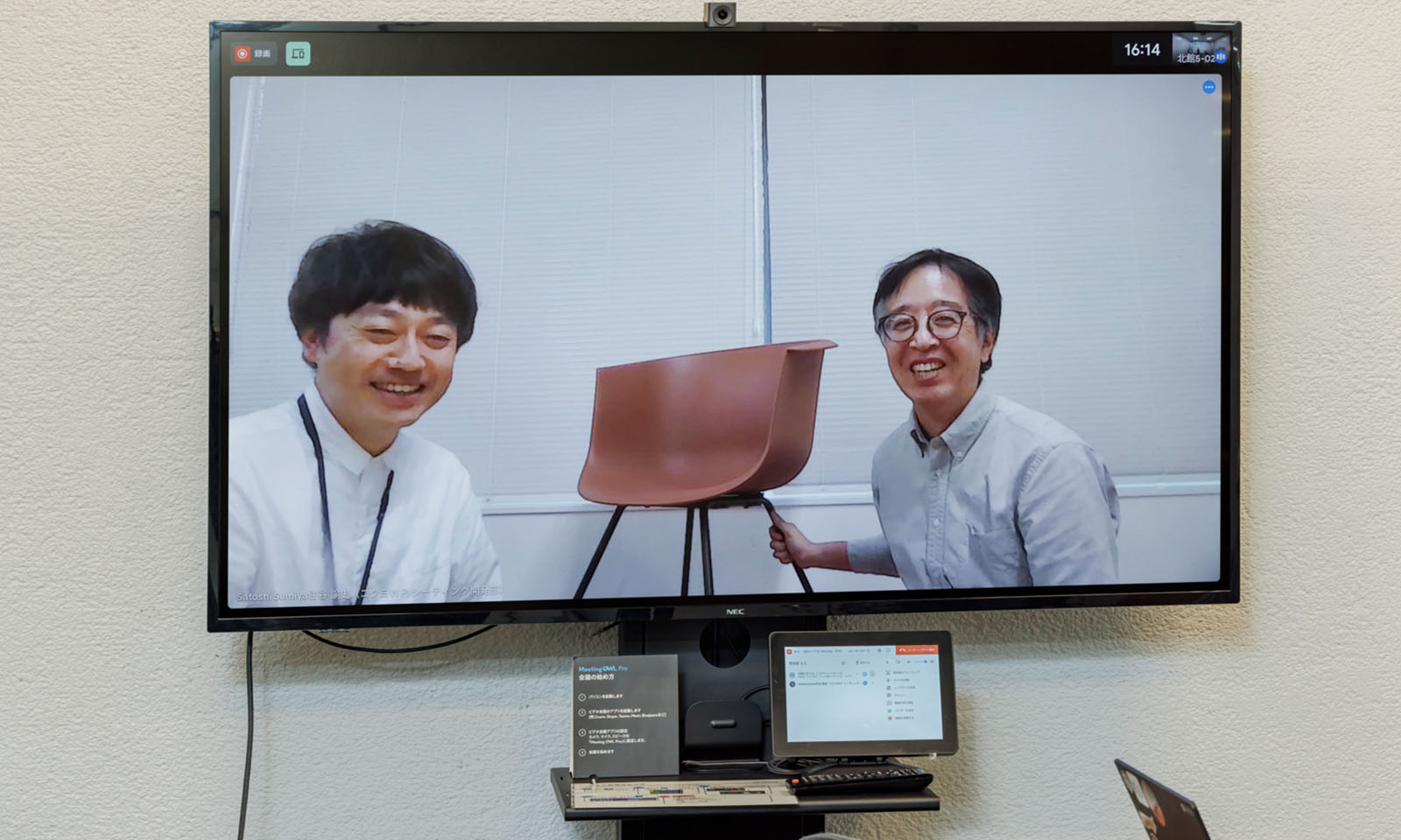ALTはじまり。画像:モニター画面の中で林さんと住谷さんが白っぽいシャツを着てヘミングを挟んでこちらを向いて微笑んでいます。画像おわり。ALTおわり
