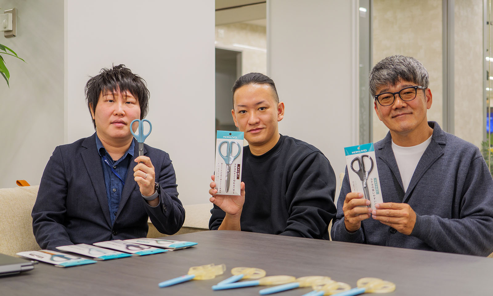 ALT:ALTはじまり。開発に携わった3名の集合写真。これから実際にお店で並ぶ姿と、お客様が商品を手にした反応が楽しみと語る。ALTおわり