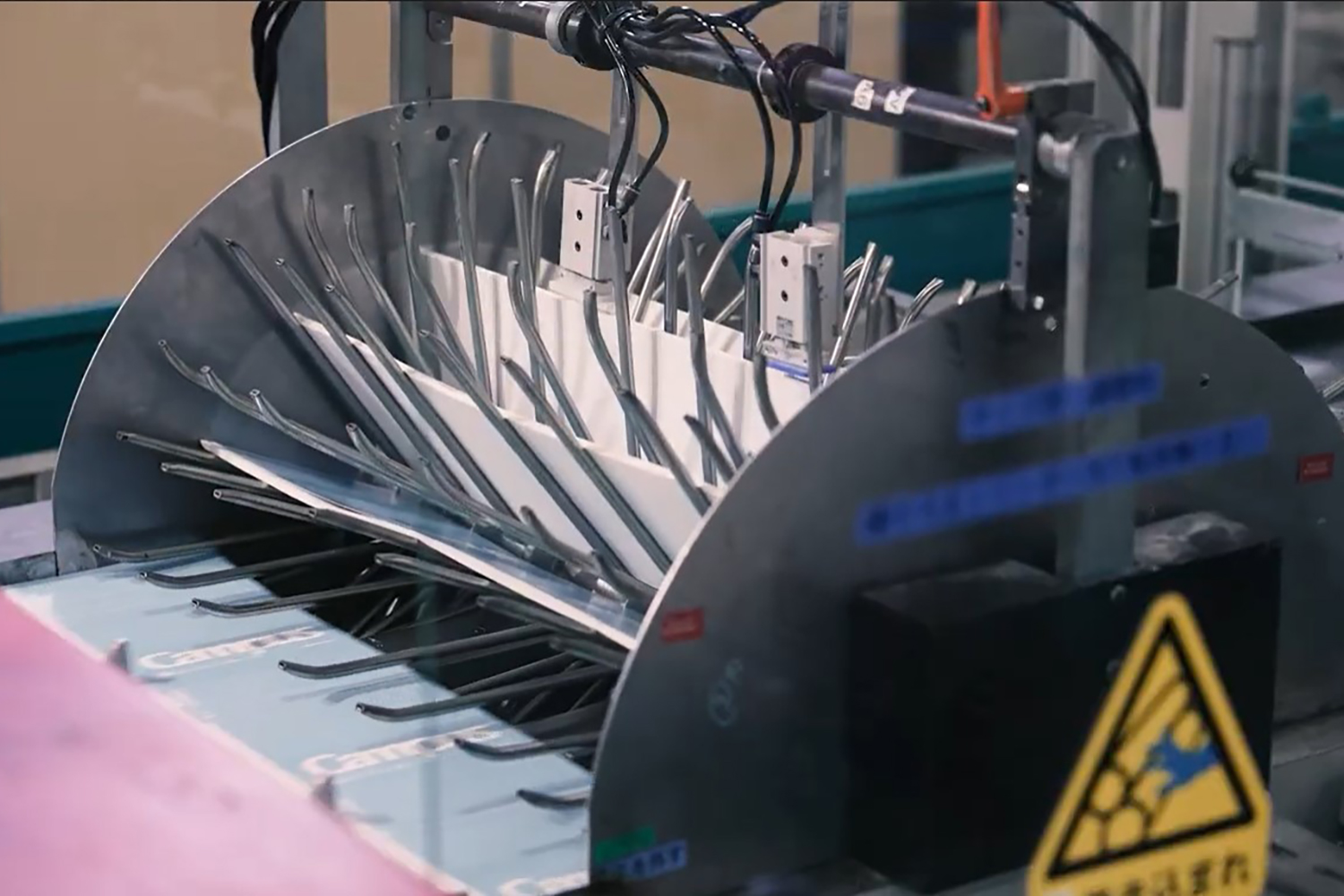 コクヨのノート工場でノートを生産している様子