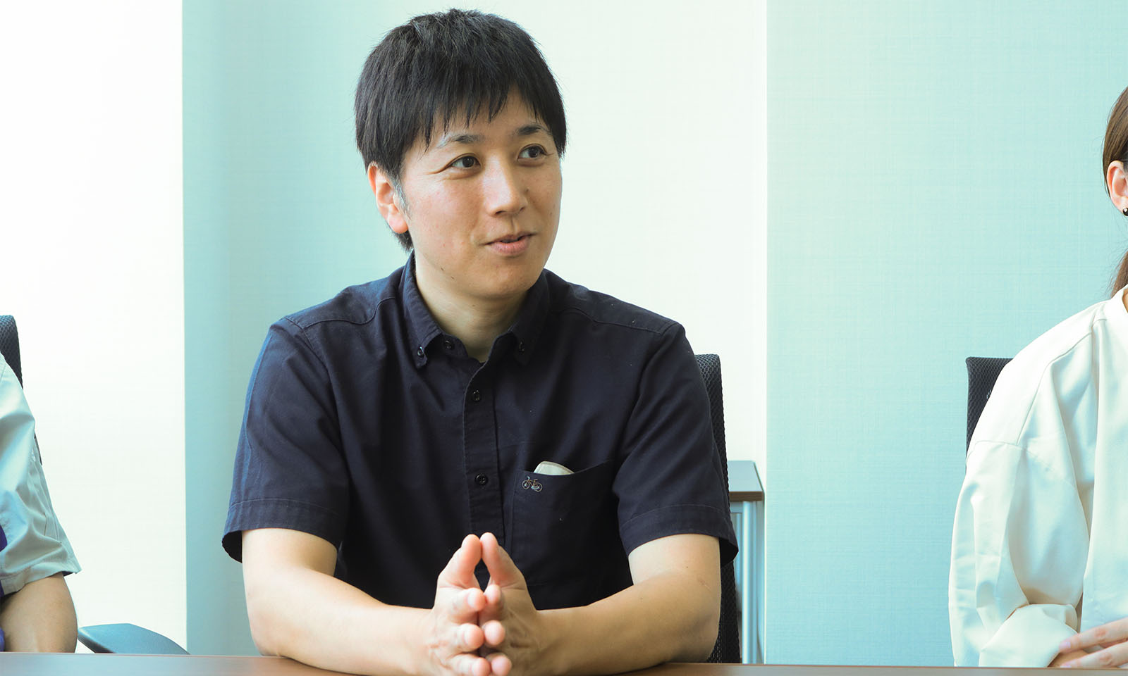 真剣な眼差しで、話す様子(白井さん)